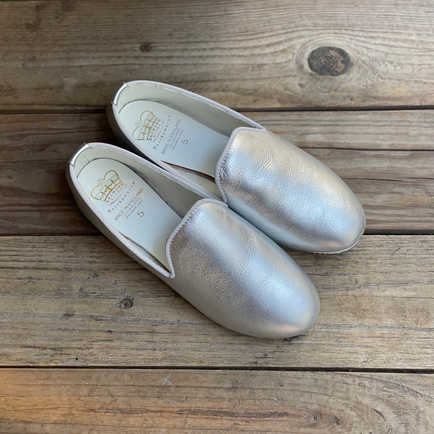 CNP HERVEY Slipper Silver Leather